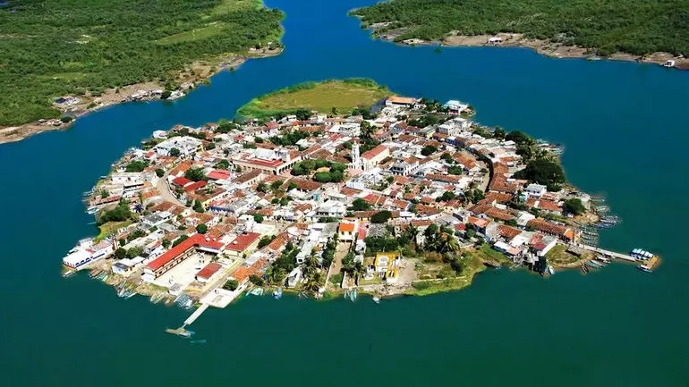 Остров Мескальтитан в Мексике известен как «Мексиканская Венеция»