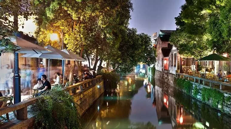 Только в районе реки Янцзы расположен целый ряд городов на воде. Среди них выделяется Вучжен.