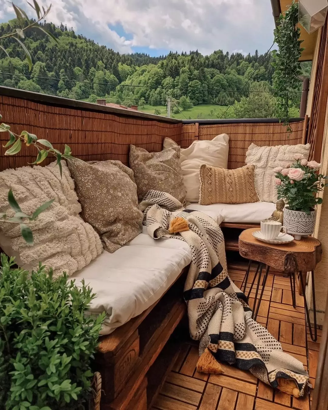 Большой диван на балконе из подушек и поддонов
