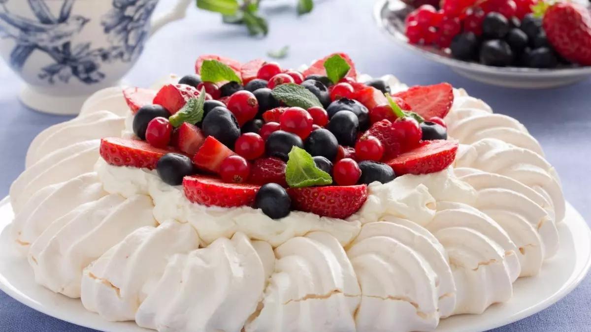 Торт «Павлова» — торт-безе со свежими фруктами, особенно популярный в Новой Зеландии и Австралии