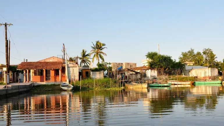 Мескальтитан-де-Урибе, расположенный на воде в штате Наярит, у тихоокеанского побережья Мексики